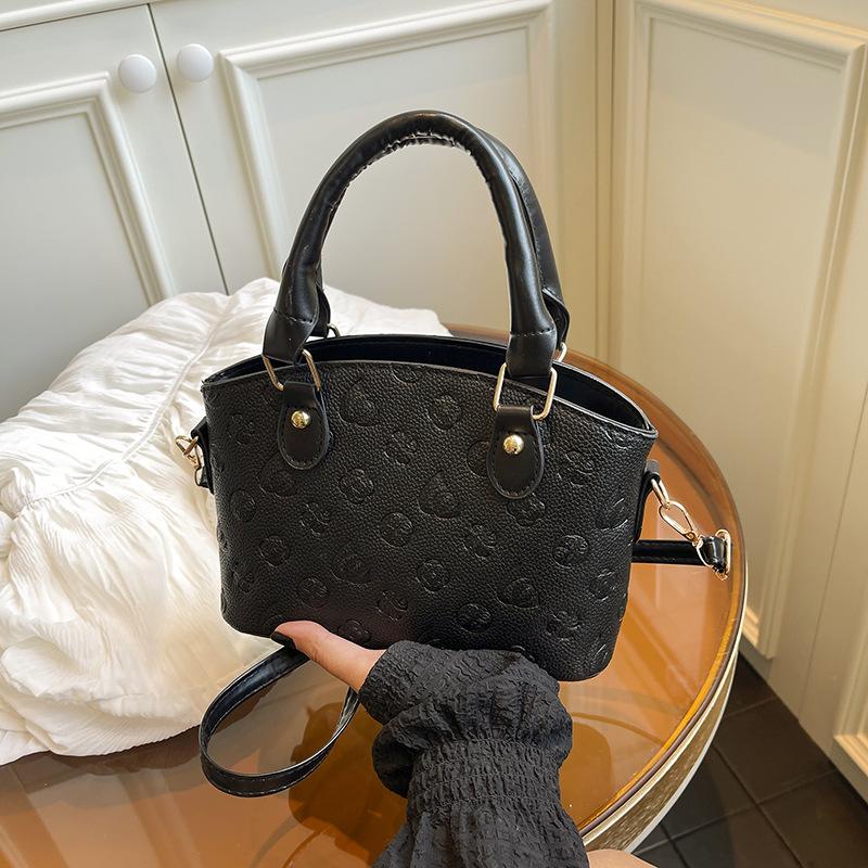 

Bag women s bag 2025 new fashion large capacity fashion shoulder bag girl foreign style messenger tide and commuter women s bag чёрный