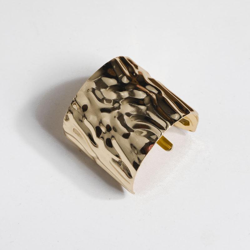 Pferdeschwanzhaken aus strukturiertem Metall in Gold und Silber