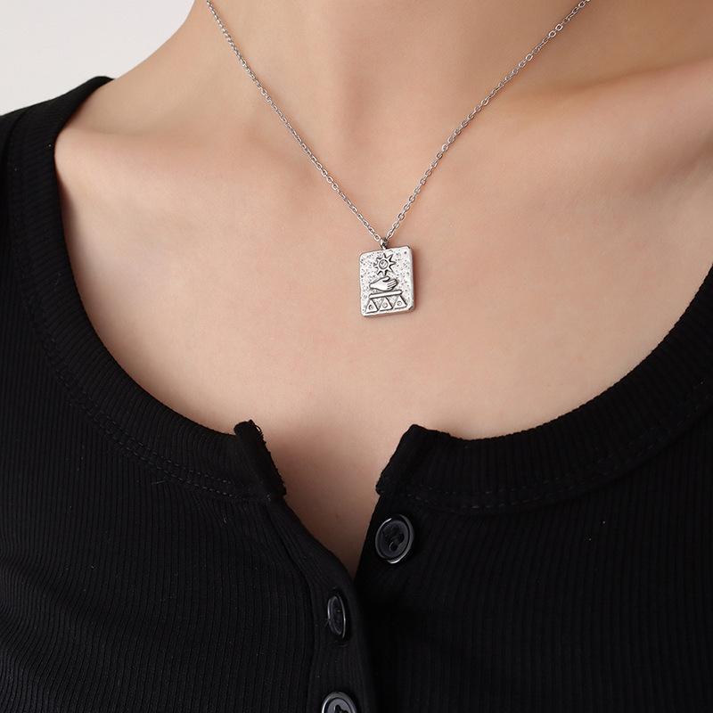 Fashion Personalized Relief Sun Square Pendant Inlaid With Zircon Necklace Titanium Steel Plated 18K Gold Collarbone Chain