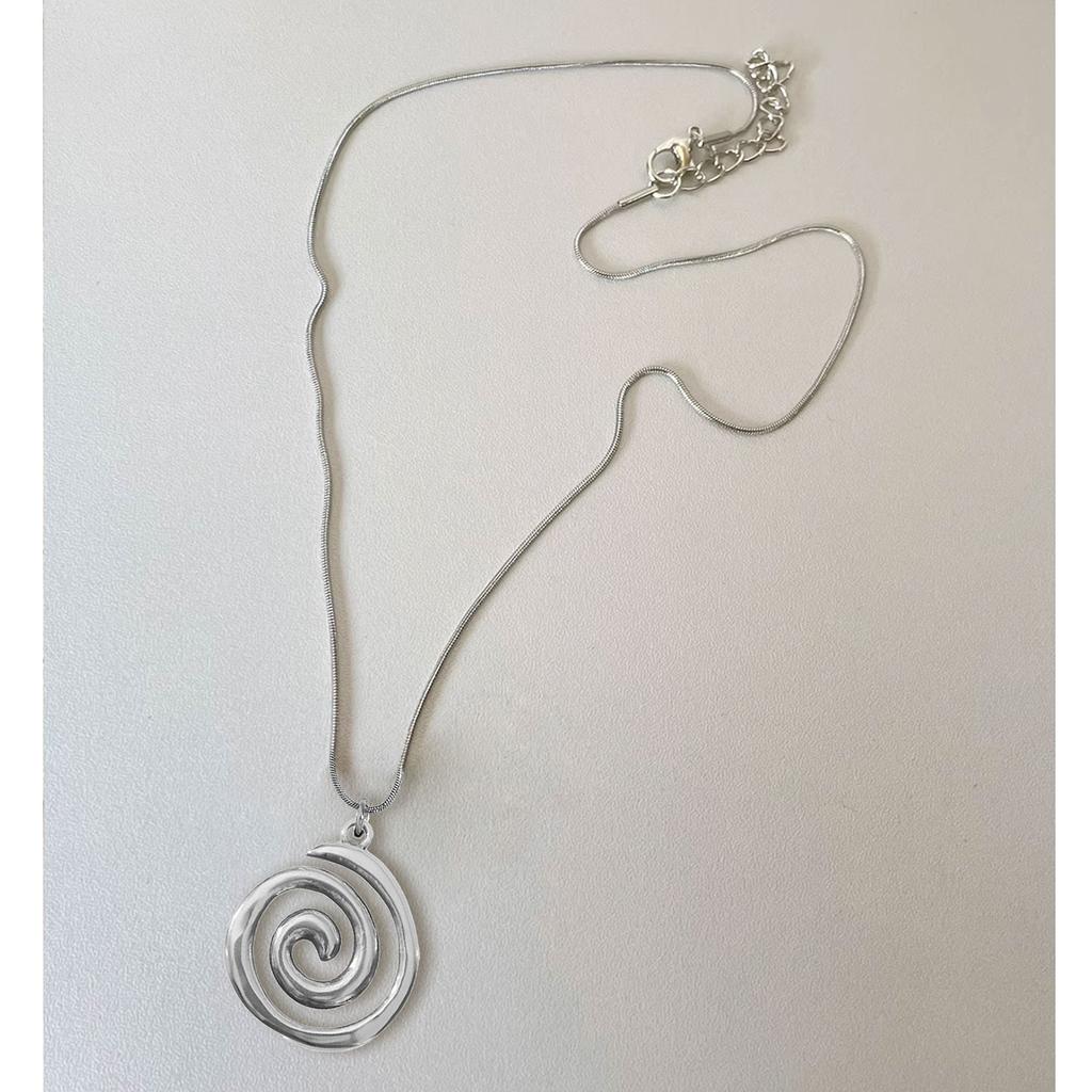 Fashionable Round Circle Necklace Accessory Swirl Pendant Collarbone Chain for Women Adjustable Chain Choker Jewelry