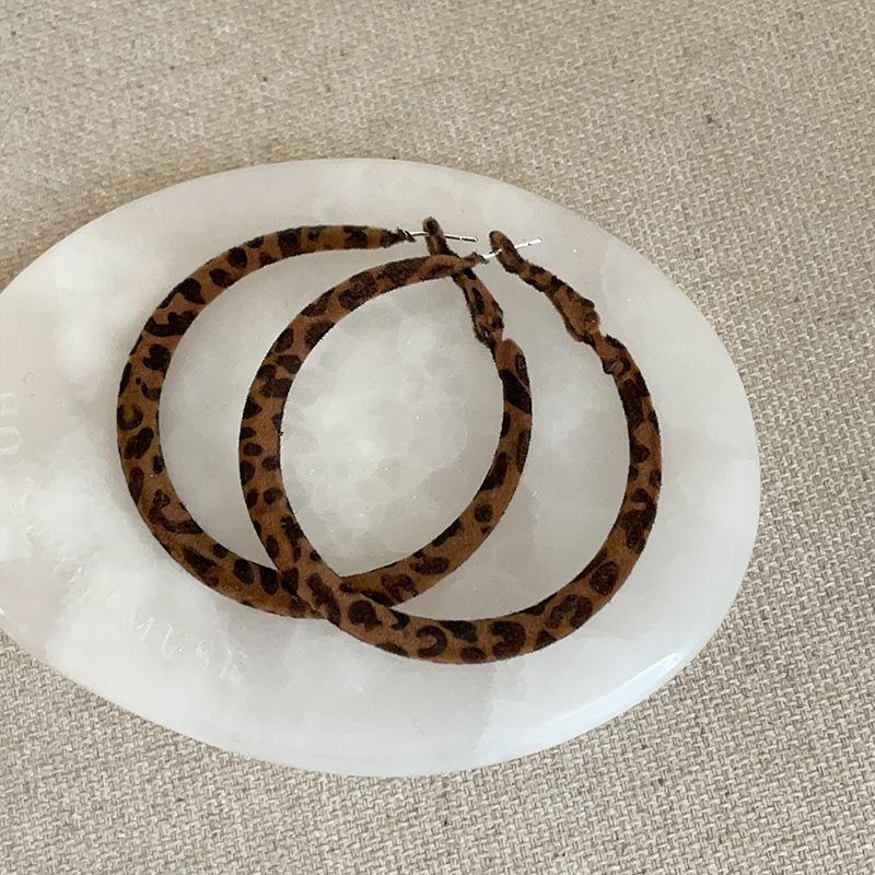 

Осенне-зимняя атмосфера леопардовый принт фланелевые серьги-гвоздики женские легкие роскошные ретро простые индивидуальные модные изысканные универсальные серьги