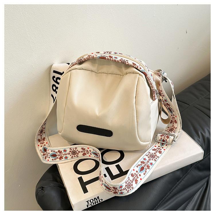 New Simple Casual Single Shoulder Unique Fashion Shell Bag Lightweight Artistic Large Capacity Crossbody Bag