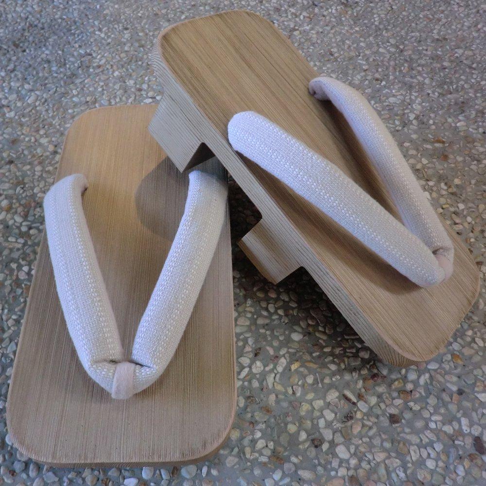 Kiso Nezuko Geta: Men's Two-toothed Sandals with Beige Stripes, Continuing 300 Years of Tradition, Made in Japan