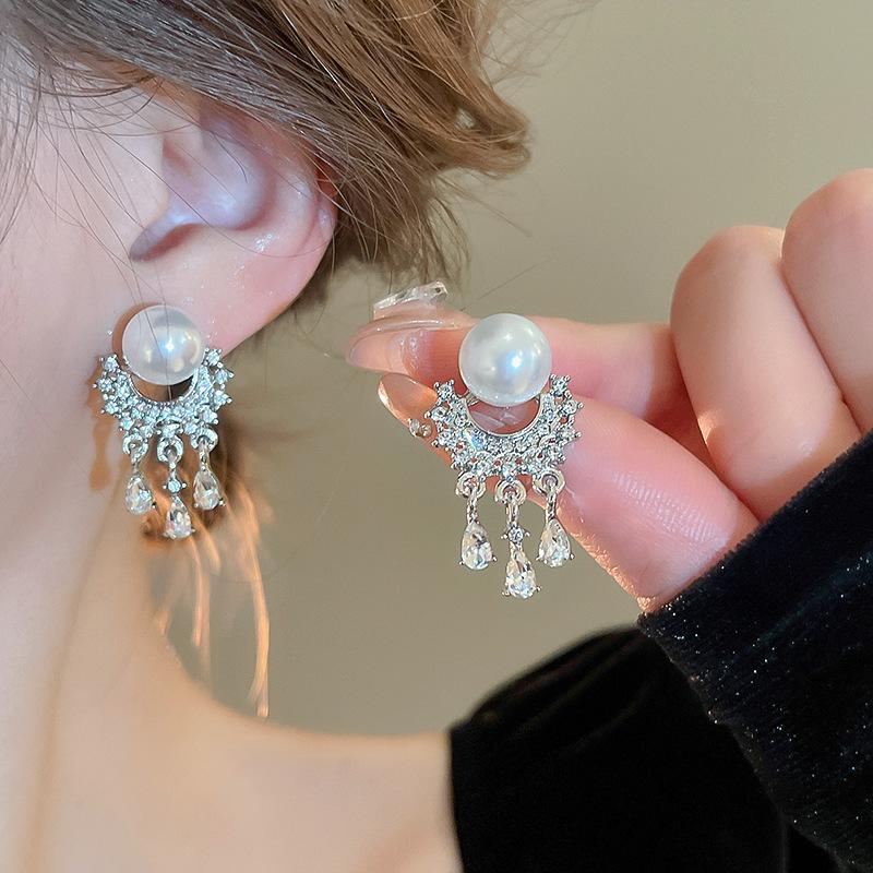 Women Shiny Rhinestone Pearl Geometric Earrings Light Luxury Elegant Temperament French Retro Palace Style Ear Jewelry For Women