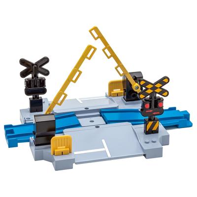 TAKARA TOMY Plarail Railroad Crossing, kde si můžete zahrát s Tomica Train Toy Ages 3 a vyšší J-12