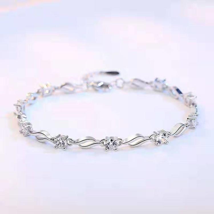 Four-Leaf Clover Handmade Lucky Bracelet for Women, Simple European and American Style, Perfect for Students and Friends