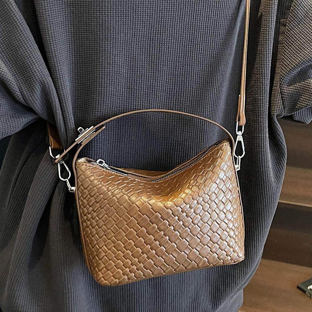 Niche popular textured woven bag women's 2025 spring and summer new Korean version fashionable and elegant one-shoulder portable messenger bag