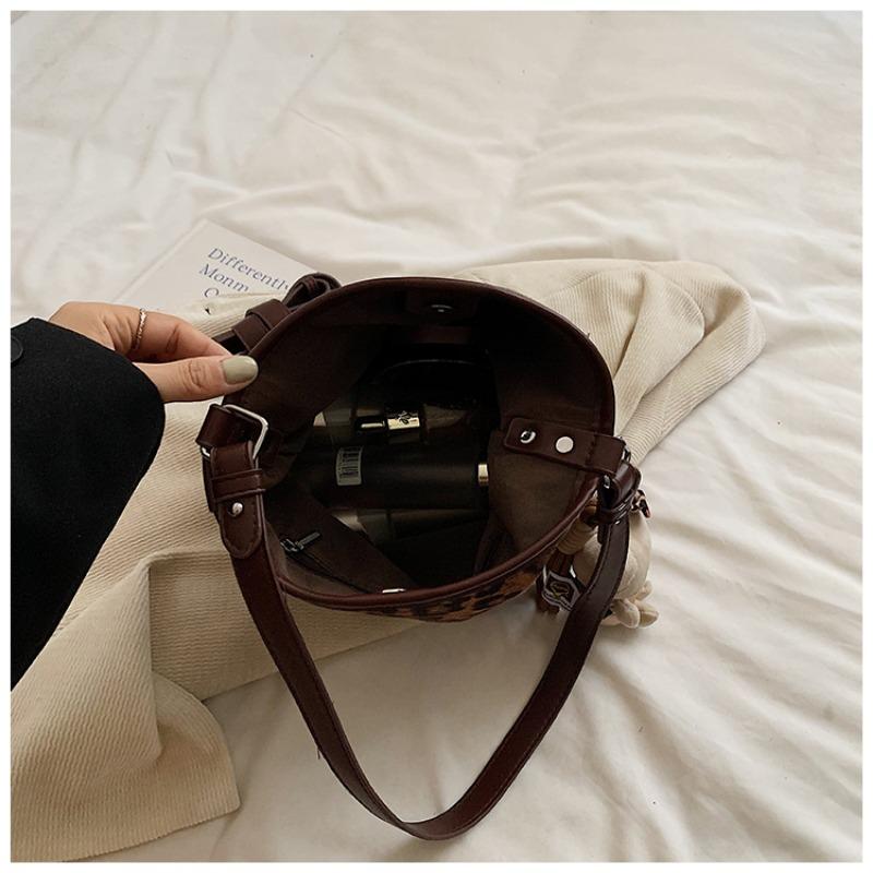 Korean version leopard print bag  winter new fashion versatile suede shoulder bag  large capacity  travel bag
