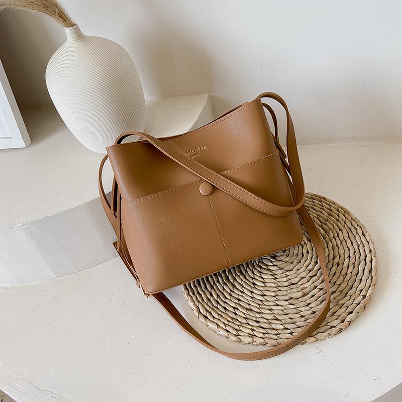 

Large-capacity tote bag 2024 new versatile shoulder bag women s bag simple commuter oblique span bucket bag simple коричневий