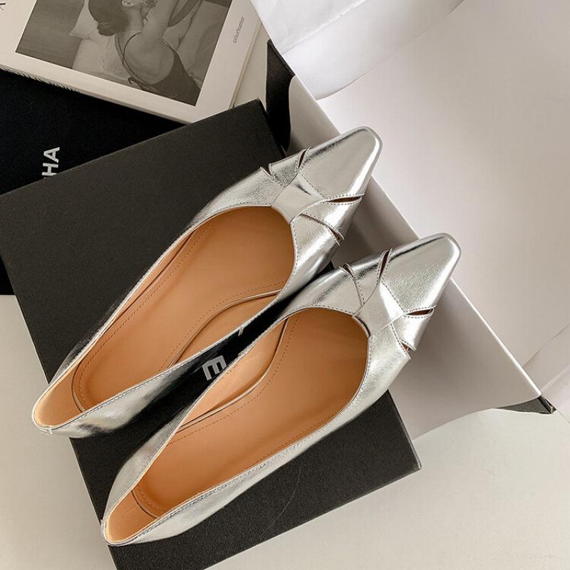 

Новая женская кожаная модная одинарная обувь с низким верхом, нескользящая подошва из говяжьей кожи, удобная женская обувь из коровьей кожи, остроносые всесезонные маленькие кожаные туфли 40 серебряный