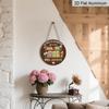 Revêtement mural en aluminium premium 2D plat, style vintage, disponible en différentes tailles. Orné de motifs de Livre, de Fleur et de Pomme. Convient pour l'intérieur