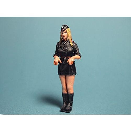 Aurora Model 1/35 Military "King Tiger Girls" Garage Kit Figure