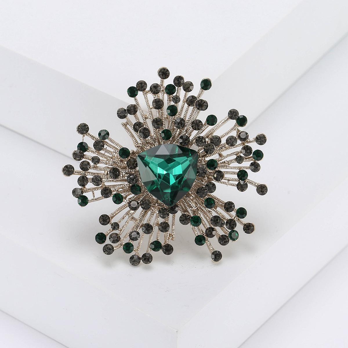 

Trendy Irregular Geometric Crystal Glass Brooch: Fashionable European & American Style Clothing Accessory