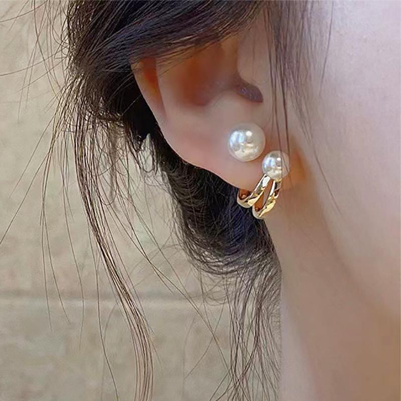 

Creative Retro Heart Stud Earrings with Inlaid Diamonds and Pearls
