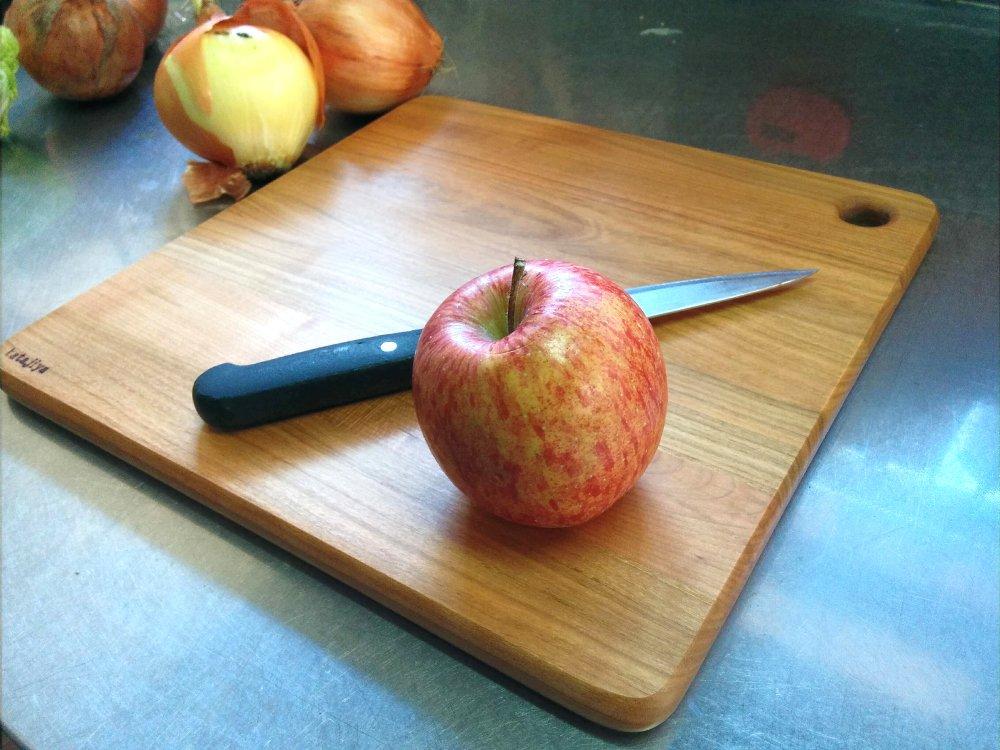 Katajiya Wooden Cutting Board, Made in Japan from Solid Yamazakura Wood, Medium Size (300 x 300mm, Thickness 15mm) - Re-sharpening Service Available