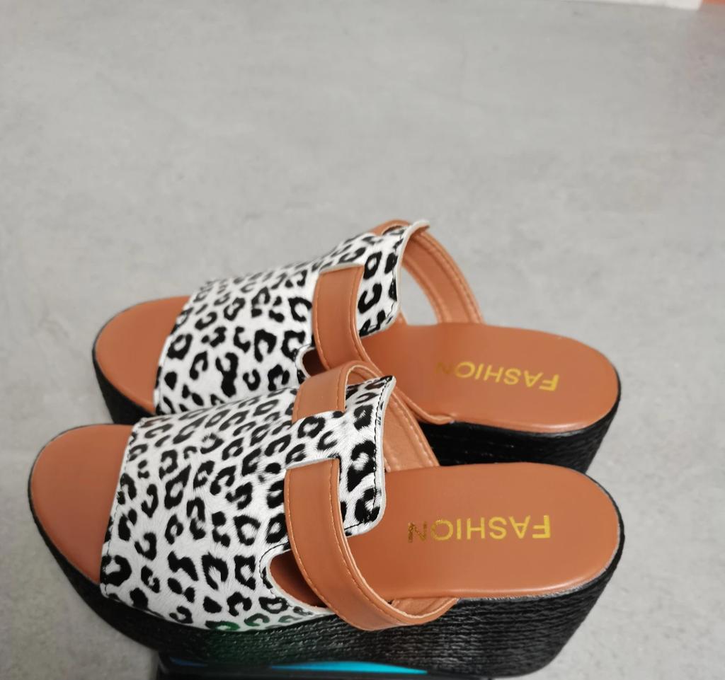 2025 Summer Women Slippers Wedges Sandals Trend High Heels Ladies Shoes Lightweight Slides Women New Beach Platform Slippers
