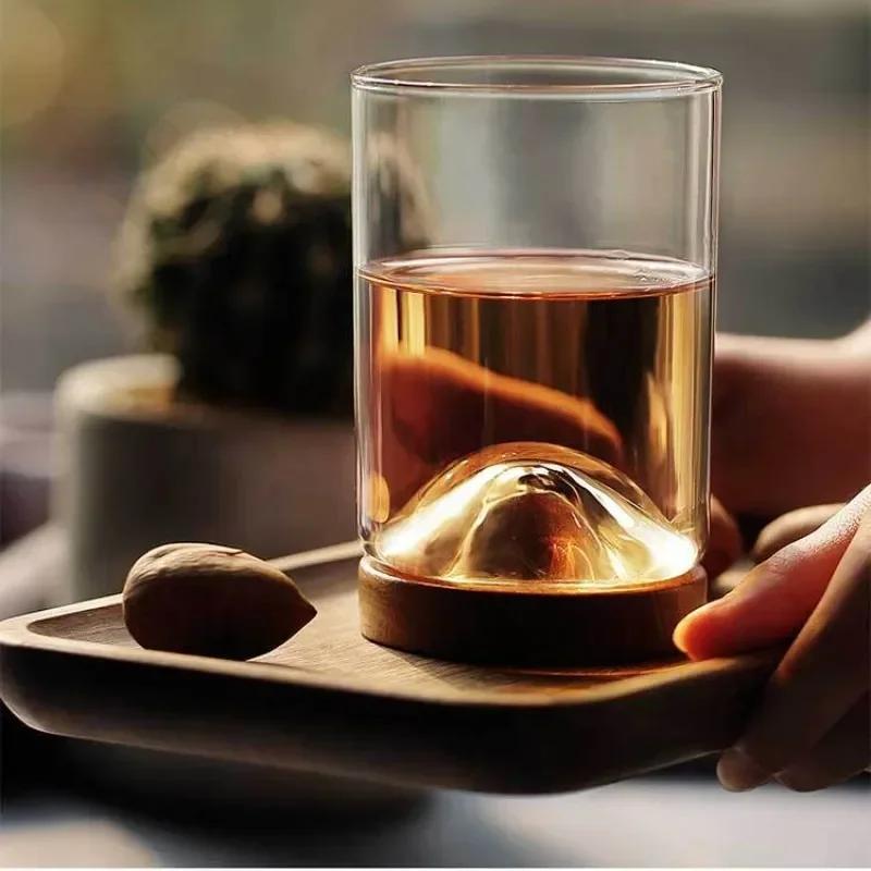 Przezroczysta szklanka do whisky z górskim motywem i drewnianą podstawką Kreatywna żaroodporna szklanka do piwa Wino Woda Filiżanka do herbaty Zestaw Barowe naczynia do napojów T7X8