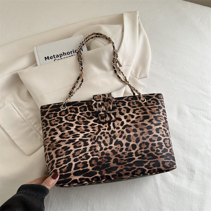 2025 winter new fashion leopard print shoulder bag underarm bag high value tote bag