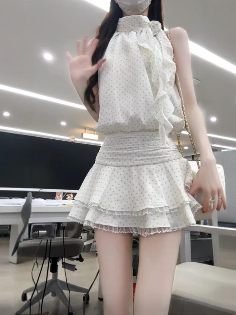 The small man is unique and super good-looking, and the neck polka dot suspender short skirt is a popular new dress this year in summer.