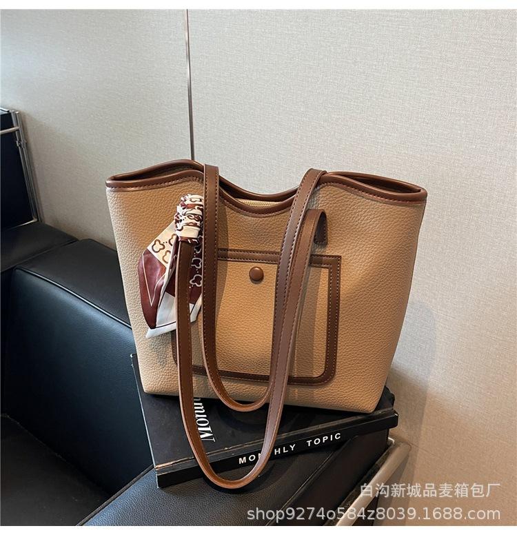 

2025 new women s Korean version handbag shoulder bag messenger bag large capacity daily matching commuter wind tote bag хакі