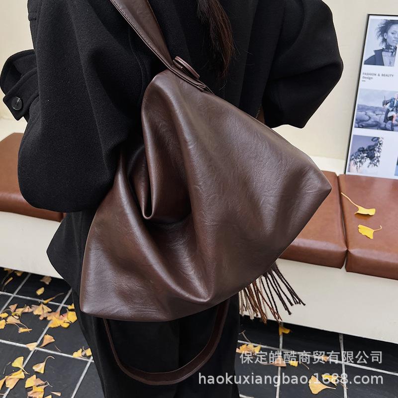 Commuter retro large-capacity bag women's 2025 new autumn and winter versatile messenger bag going out to work shoulder tote bag