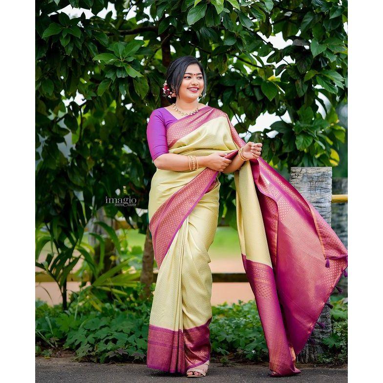 Dieser wunderschöne Saree ist elegant mit wunderschönem solidem Jacquard-Gewebe verziert, das dem Outfit einen perfekten Look verleiht.