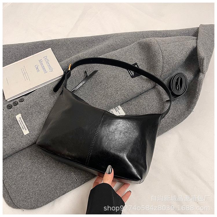 

Autumn and winter retro large-capacity bag women s 2025 new popular and popular versatile messenger bag fashionable shoulder bucket bag