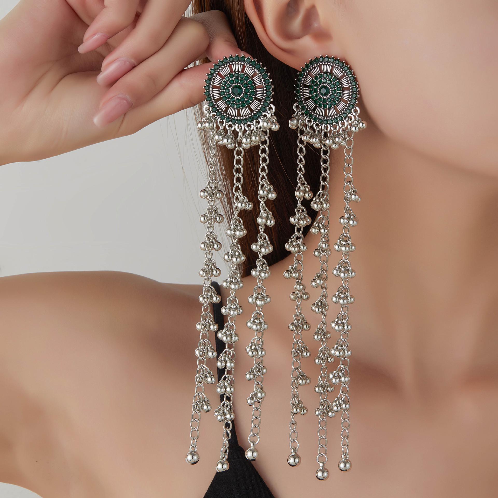 Exotic Bohemian Rhinestone Tassel Earrings: Retro, Indian-Inspired, Long, and Bold. зелёный
