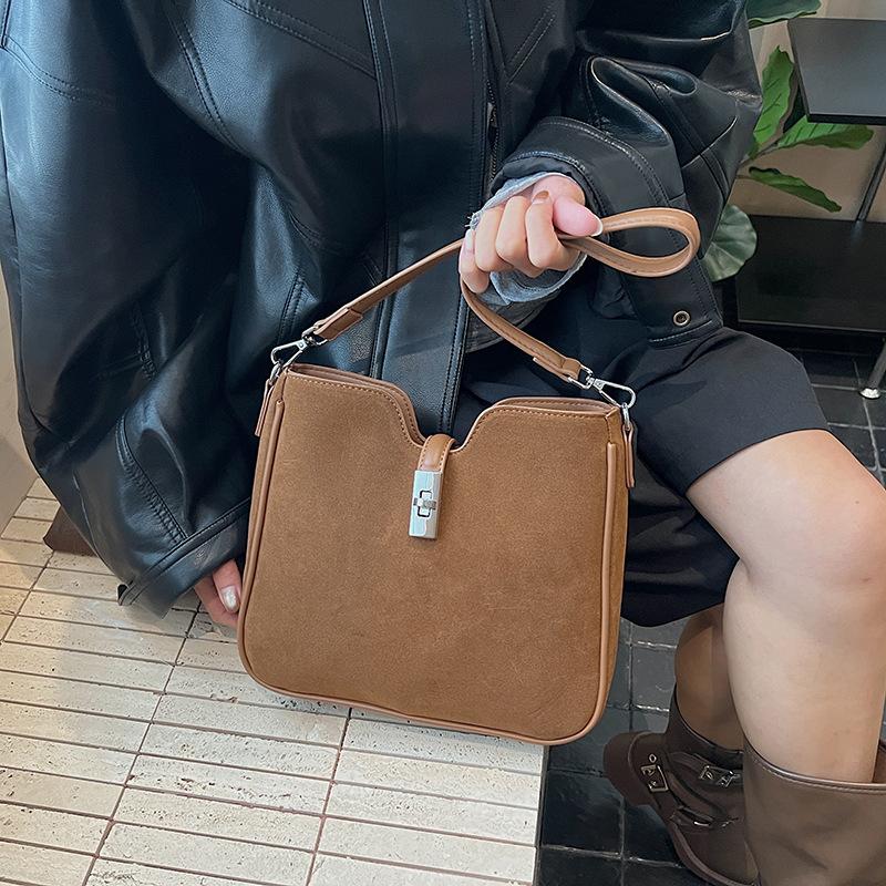 Autumn and winter retro matte small bag women's 2025 new commuter versatile shoulder underarm bag messenger bag bucket bag
