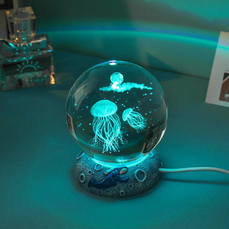 3D Laserem Gravírovaná Křišťálová Koule Noční Světlo - Ideální na Stoly a jako Studentské Dárky
