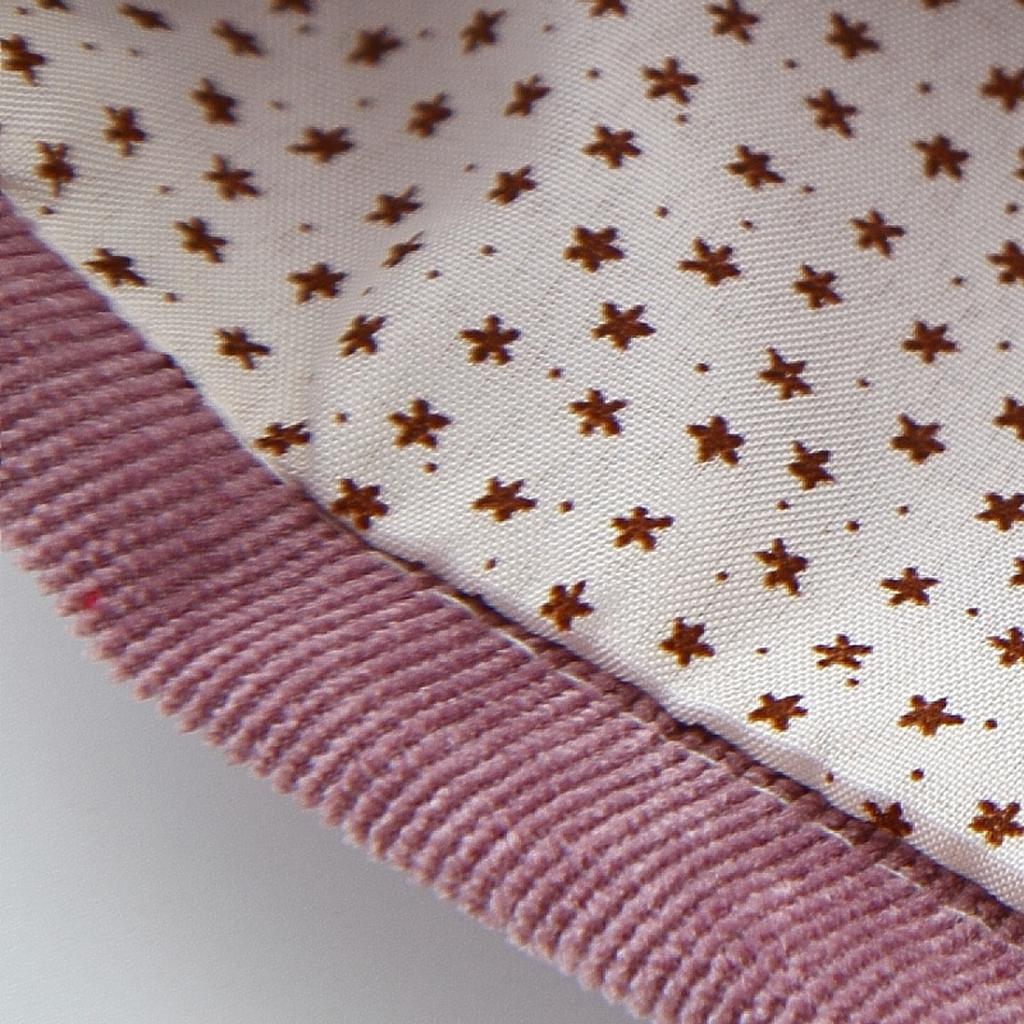 Säuglings- und Kleinkindmädchen im ausländischen Stil, niedliches, langärmliges Kleid mit Nähten + modische Tasche