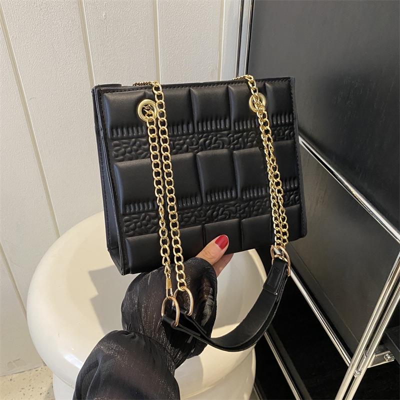 Fashionable Women's Chain Shoulder Bag 2023 Summer New Arrival Chic And Elegant Small Size Characters)