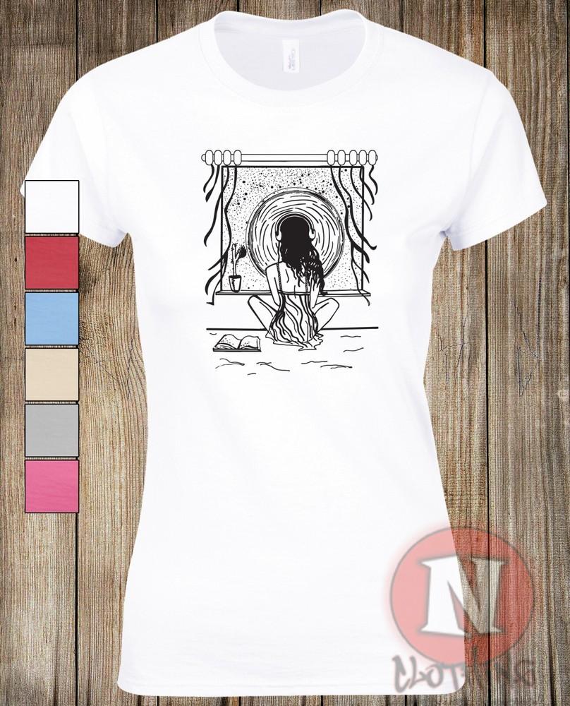 Camiseta Ajustada Para Damas 'Chica En La Ventana' Arte Estético