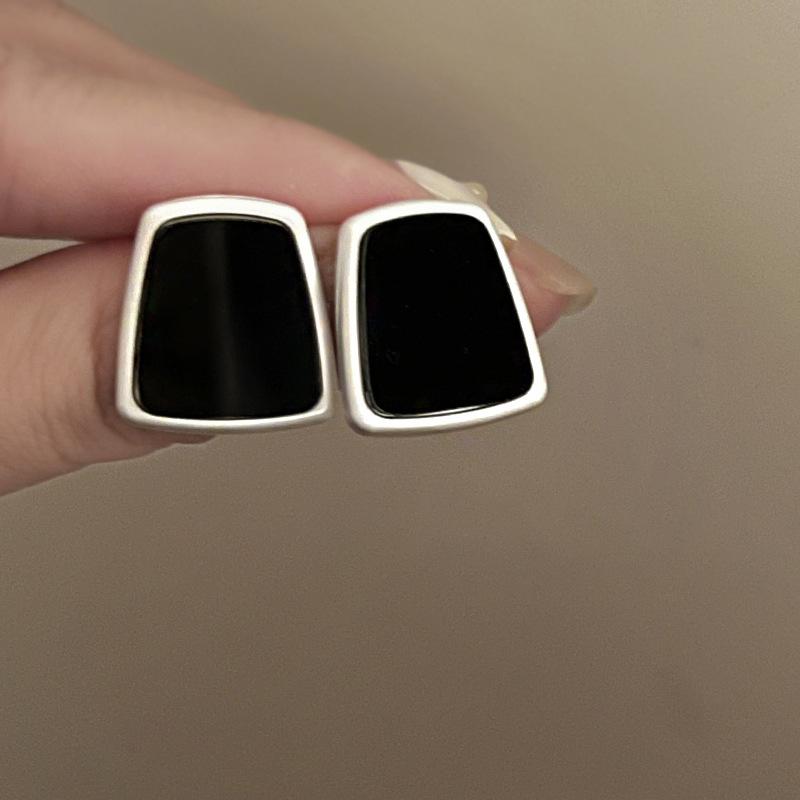 

Steel needle simple trapezoidal resin stud earrings Korean high-end geometric earrings niche high-end design earrings