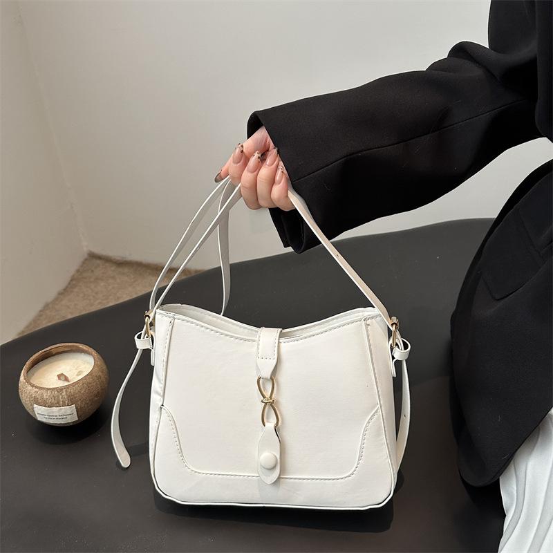 French Niche Design Bag 2025 New Trendy Fashion Armpit Bag High Value Foreign Light Luxury Portable Bucket Bag