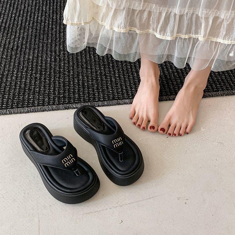 Increase the height of fashion and high sense of leisure beach pinch sandals 2025 summer new thick-soled flip-flops women's wear