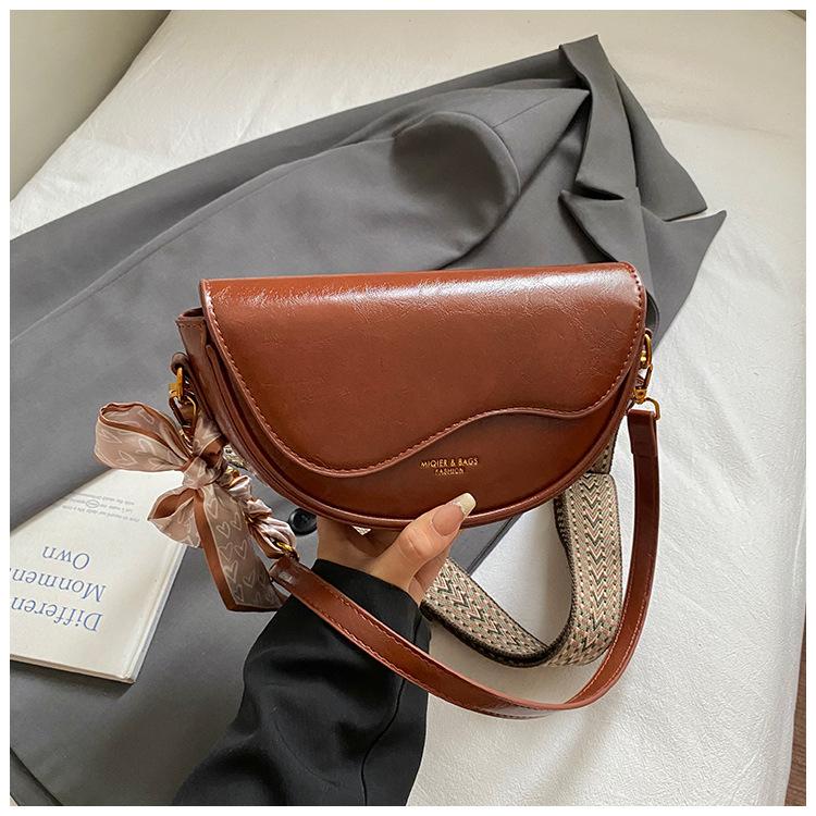 

Retro simple saddle bag women s 2025 autumn new foreign style fashion high value wide shoulder strap single shoulder messenger bag коричневый