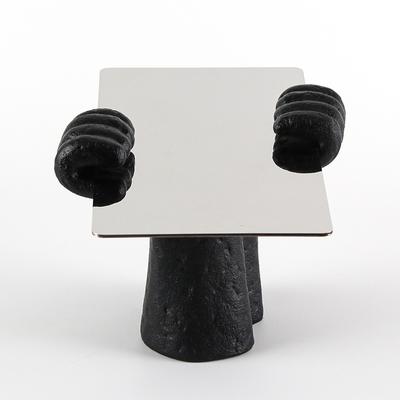 Moderne abstrakte Designerhände halten Tablett, Wohnzimmer Couchtisch Modellraum Weiche Dekoration Kreative Aufbewahrungsornamente