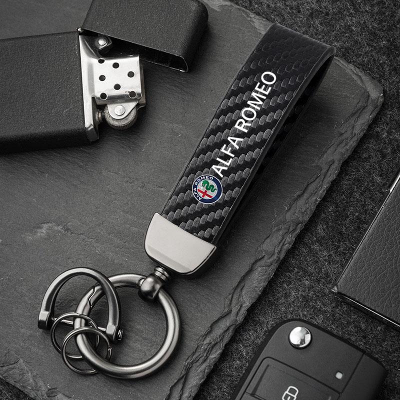 Araba Stickerları Karbon Fiber Deri Araba Anahtarlığı Çinko Alaşım Anahtar Halkası Kolye Alfa Romeo GT 147 159 166 156 4C Mito Spider Giul ZO0 İçin