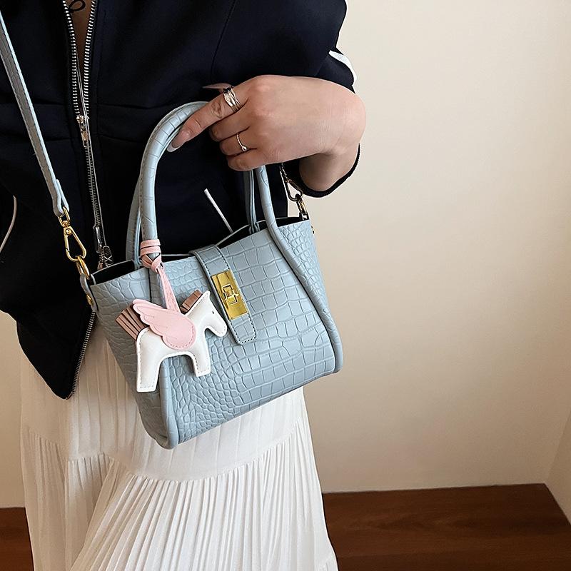 

Niche fashion hand-carried bucket bag women s new spring and summer versatile shoulder bag high-end casual women s bag