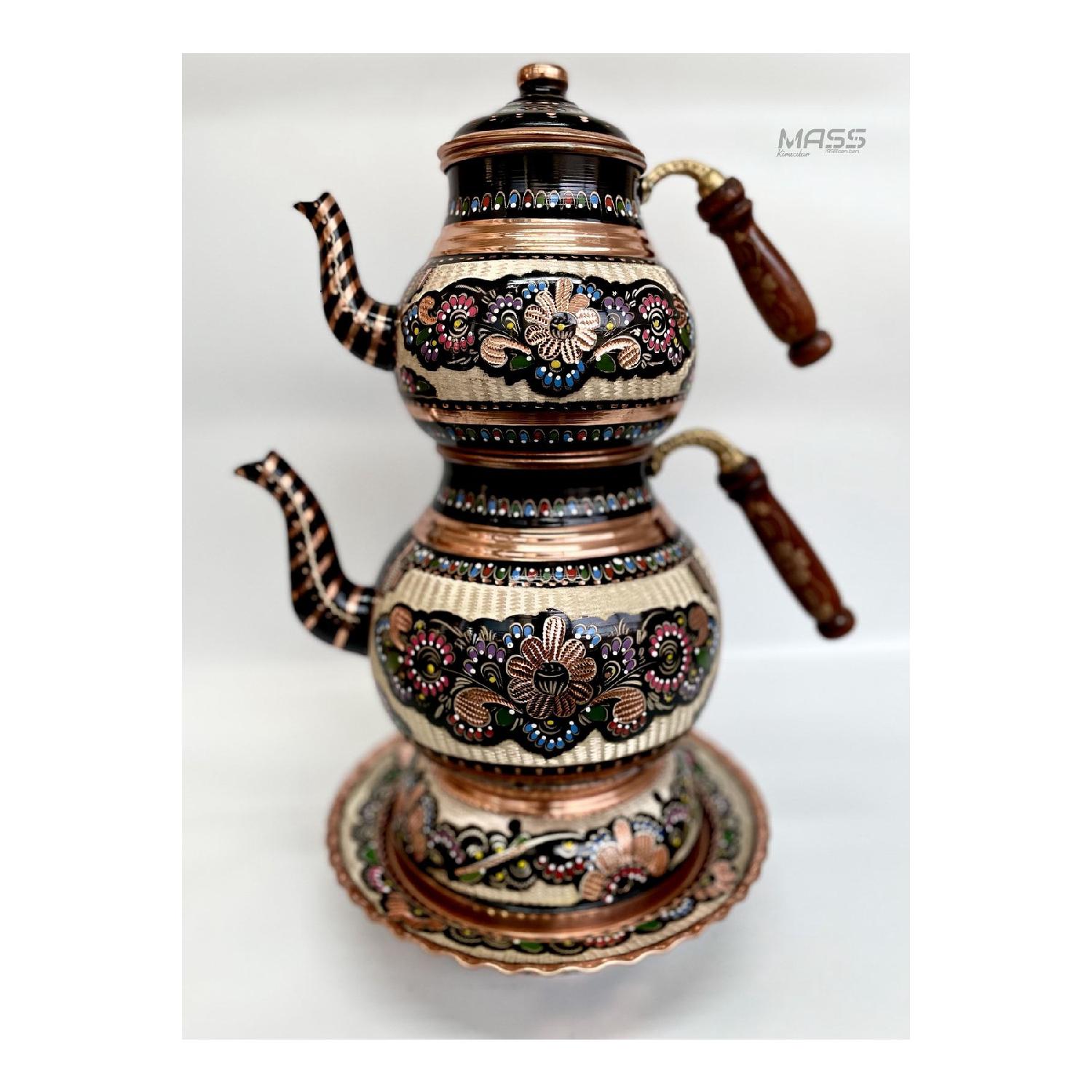 

Медный османский чайник размером с баттал с плитой