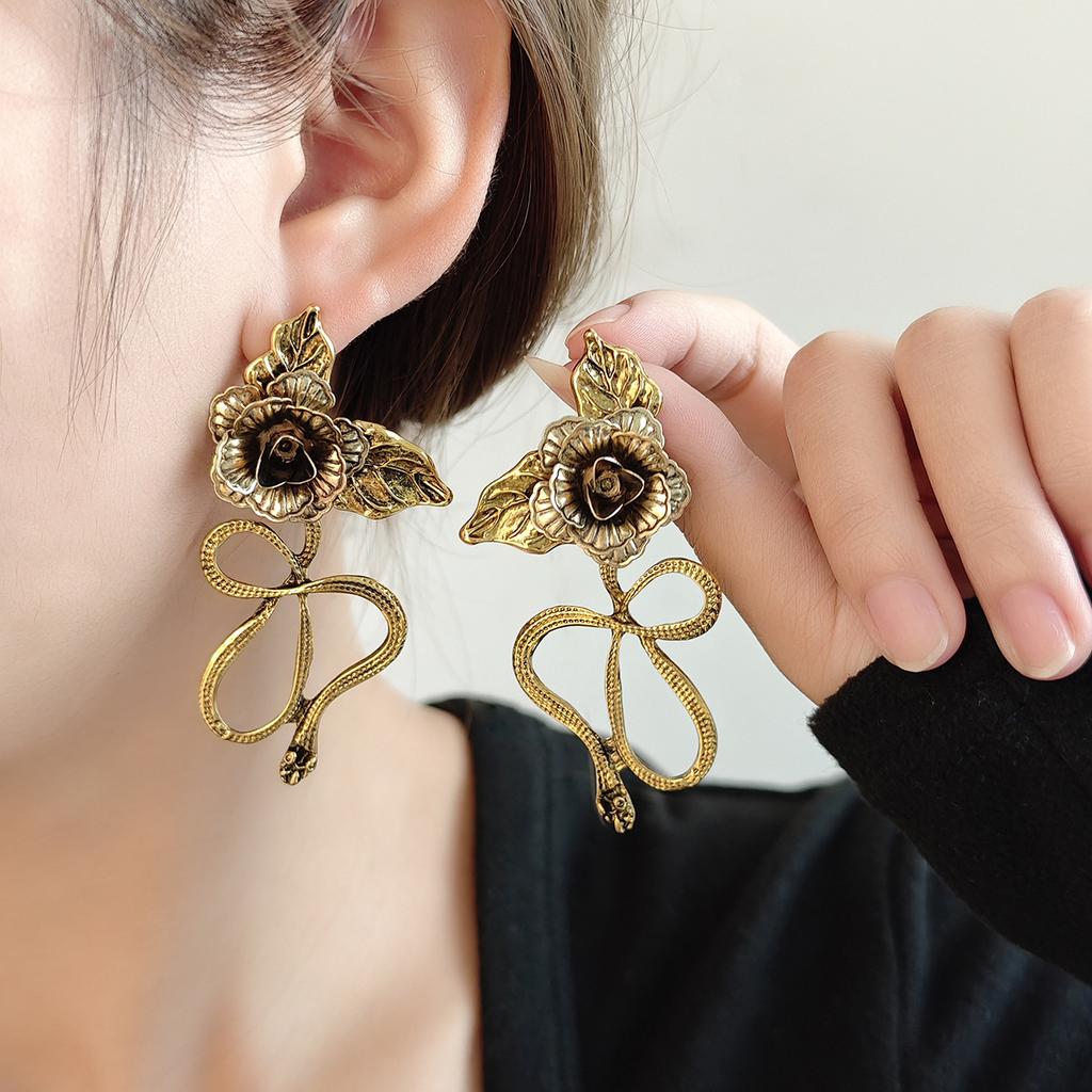 Three-Dimensional Bronze Rose Snake Stud Earrings, Retro High-End Sense Exaggerated Cold Wind Earrings Women