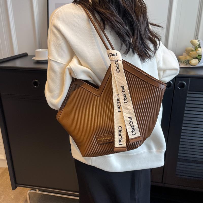 Premium textured bag 2025 new spring and summer shoulder bag women's large-capacity commuter bag fashionable versatile tote bag