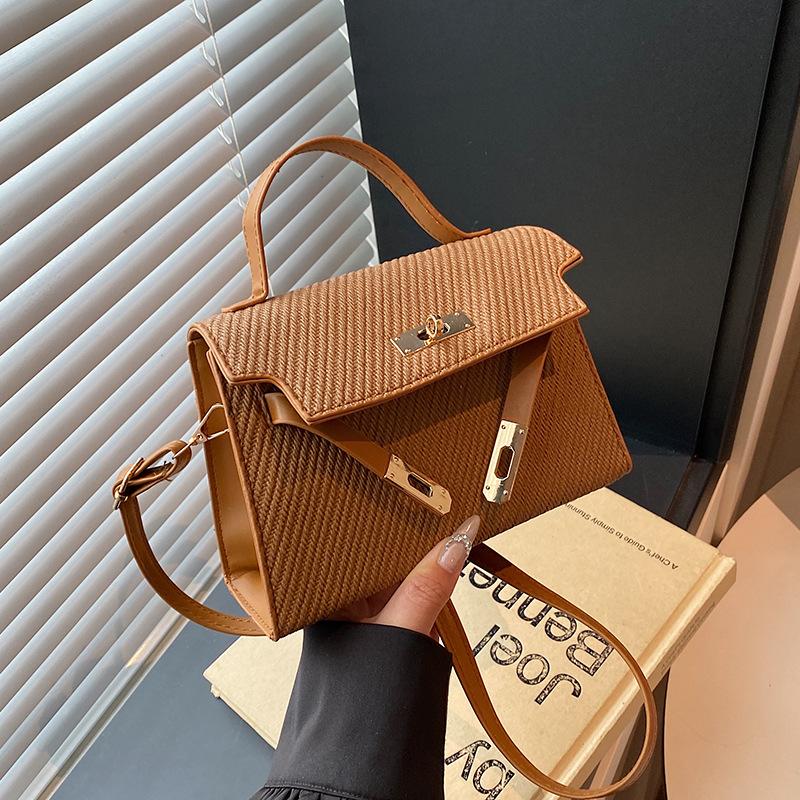 

Сумка 2025 Новая Мода Маленькая Квадратная Сумка Текстурированная ПУ Сумка Ретро Простая Сумка Через Плечо Трендовая Универсальная Сумка Мессенджер коричневый