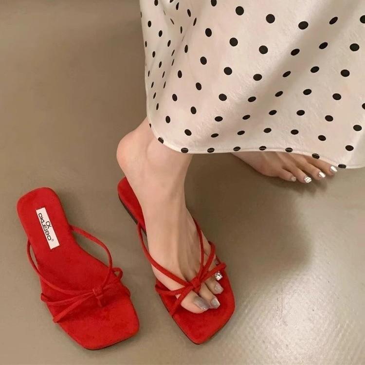 Francouzské jednoduché pantofle s odkrytými prsty dámské letní nošení 2025 semišový jemný večerní vánek plážové tenké žabky