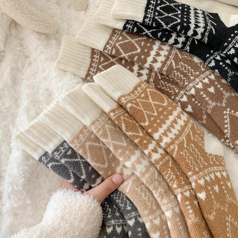 5 Pairs Women's Winter Warm Ski Socks - Thickened Thermal Mid-Calf Cold-Proof Snow Boots Socks with /Heart/Circle/Arrow Patterns