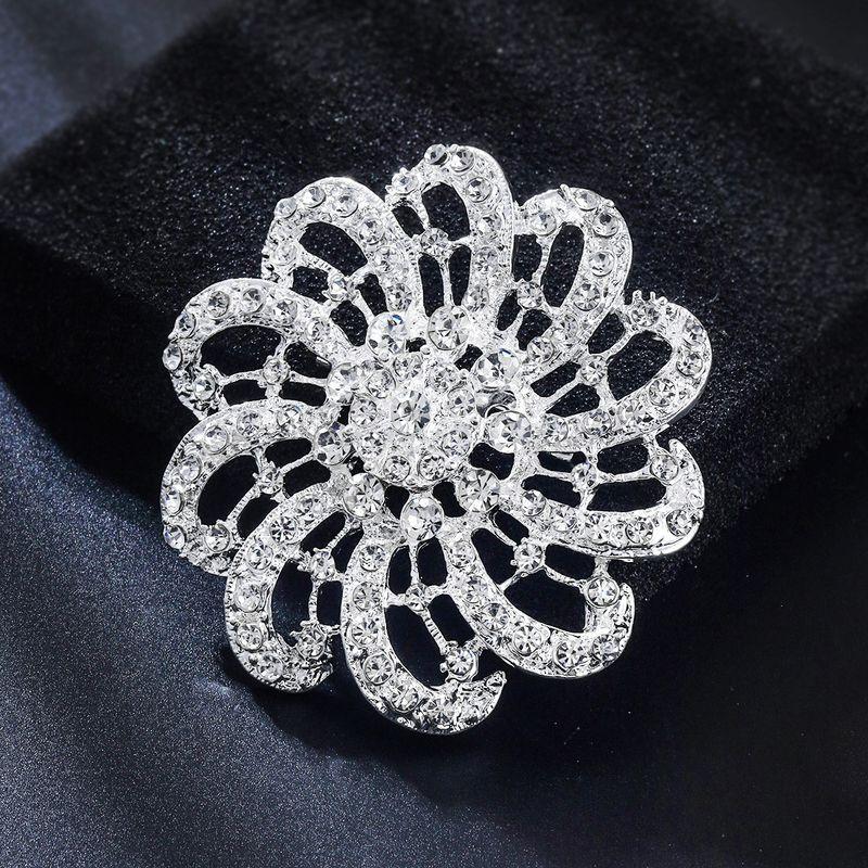 Vintage European and American Rhinestone Flower Brooch for Women, Elegant and Luxurious, Suitable for Suits, Coats, and Jackets, Brooch Accessory