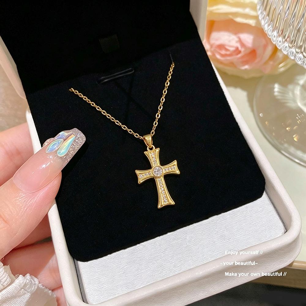 European and American Diamond Cross Necklace - Summer Light Luxury, Versatile, Exquisite Clavicle Chain for Women.