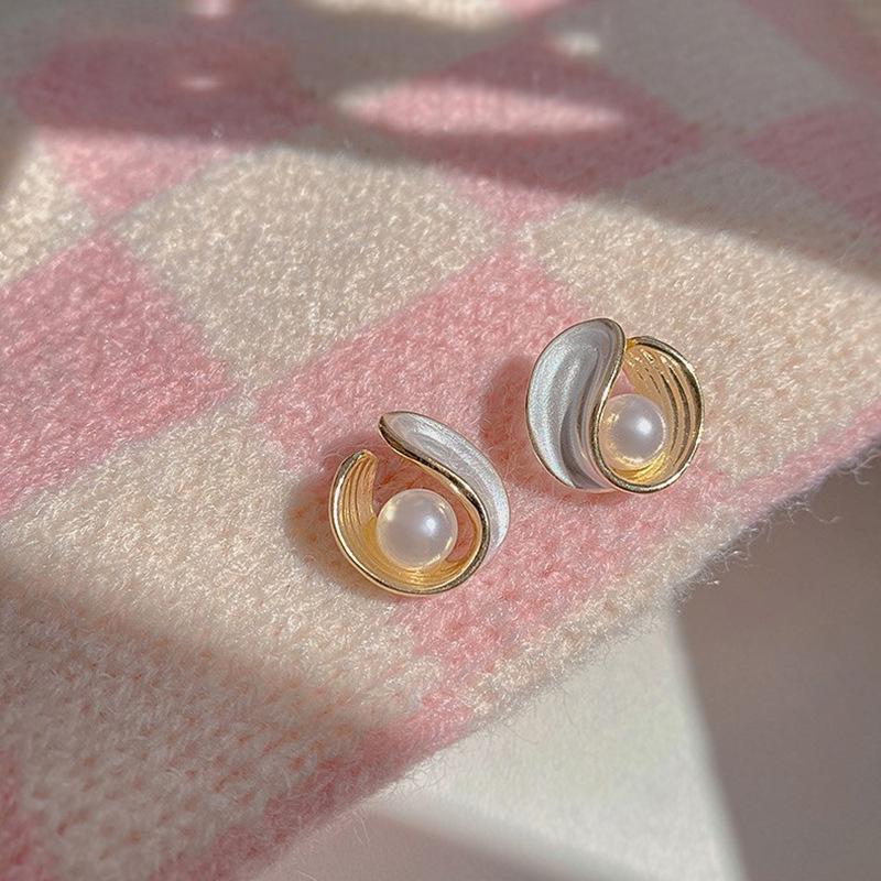 Elegant Woman Pearl Stud Earrings For Women Baroque Geometric Korean Ear Studs