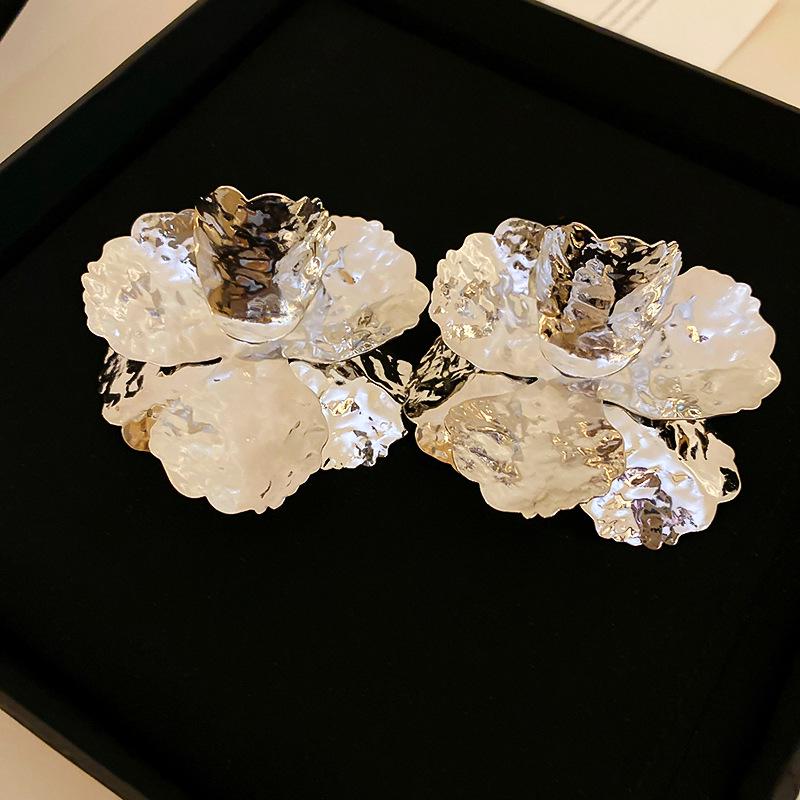 

Преувеличенные металлические серьги-пусеты в виде цветка с драпировкой: Европейский и американский хай-энд, стиль инфлюенсеров для женщин